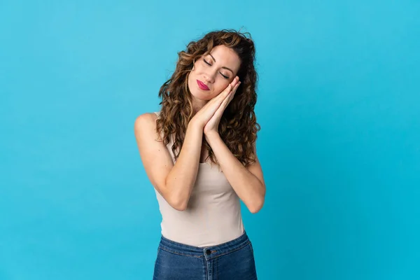 Mujer Joven Caucásica Aislada Sobre Fondo Azul Haciendo Gesto Sueño — Foto de Stock