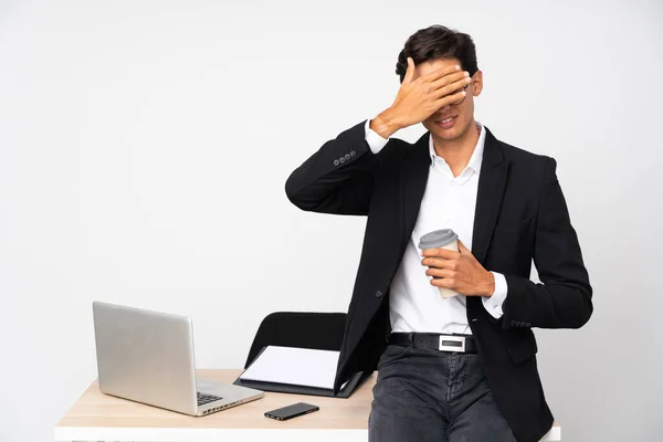 Ofisindeki Adamı Tek Başına Beyaz Arka Planda Gözleri Elleriyle Kapatıyor — Stok fotoğraf