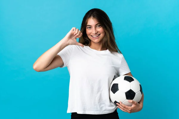 Giovane Donna Caucasica Isolata Sfondo Blu Con Pallone Calcio Orgogliosa — Foto Stock