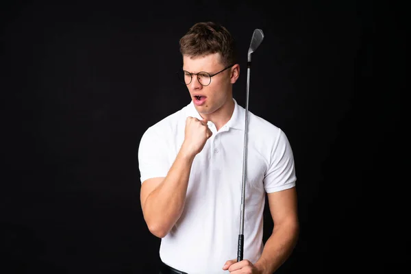 Knappe Jonge Golfer Speler Man Geïsoleerde Zwarte Achtergrond — Stockfoto