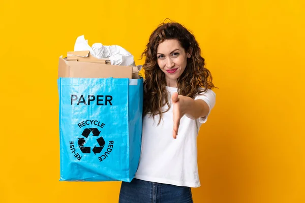Młoda Kobieta Trzyma Torbę Makulaturą Pełną Papieru Poddać Recyklingowi Odizolowaną — Zdjęcie stockowe