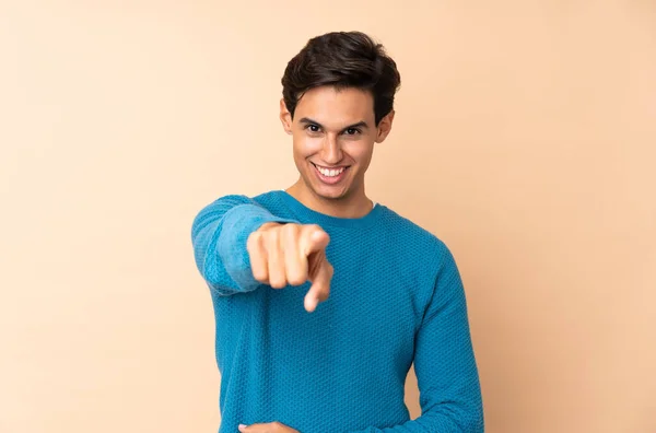 Man Geïsoleerde Achtergrond Wijst Vinger Naar Met Een Zelfverzekerde Uitdrukking — Stockfoto