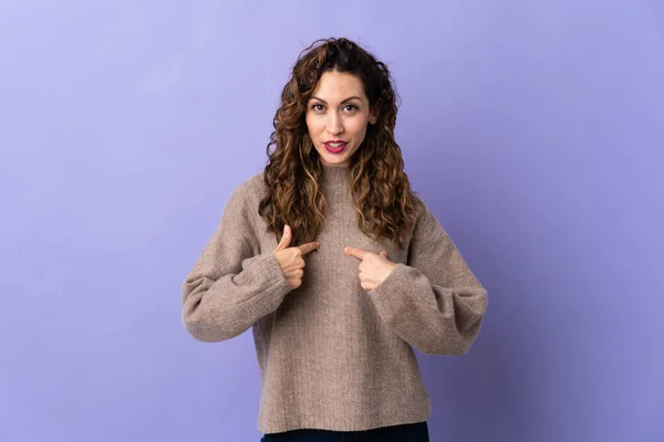 Mulher Caucasiana Jovem Isolado Fundo Roxo Apontando Para Mesmo — Fotografia de Stock