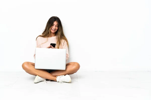 Yerde Dizüstü Bilgisayarı Olan Genç Bir Kadın Beyaz Arka Planda — Stok fotoğraf