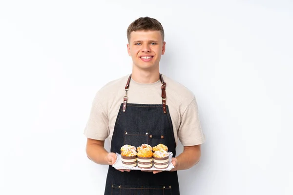 Junge Hübsche Mann Über Isolierten Weißen Hintergrund Hält Mini Kuchen — Stockfoto