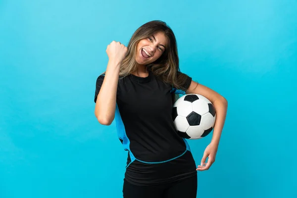 勝利を祝う青の背景に隔離された若いサッカー選手の女性 — ストック写真