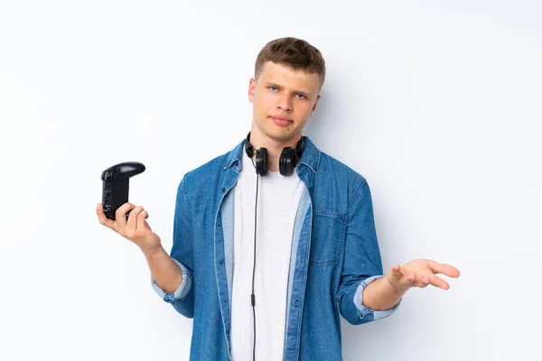 Joven Hombre Guapo Sobre Aislado Fondo Blanco Jugando Videojuegos —  Fotos de Stock