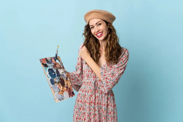 Joven Artista Sosteniendo Una Paleta Aislada Sobre Fondo Azul Celebrando —  Fotos de Stock