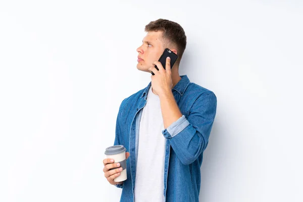 Joven Hombre Guapo Sobre Fondo Blanco Aislado Sosteniendo Café Para —  Fotos de Stock