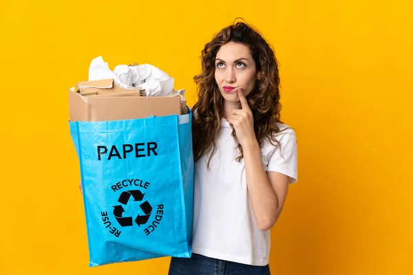 Jovem Segurando Saco Reciclagem Cheio Papel Para Reciclar Isolado Fundo — Fotografia de Stock