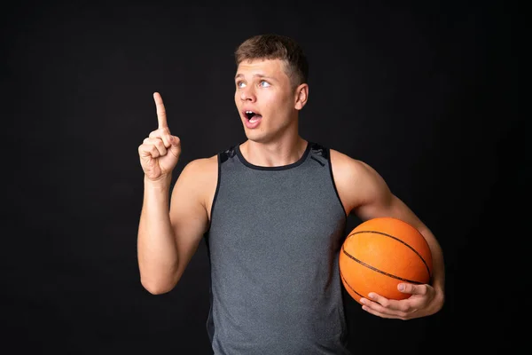 Bonito Jovem Jogando Basquete Sobre Parede Preta Isolada — Fotografia de Stock