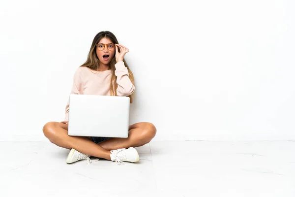 Giovane Donna Con Computer Portatile Seduto Sul Pavimento Isolato Sfondo — Foto Stock