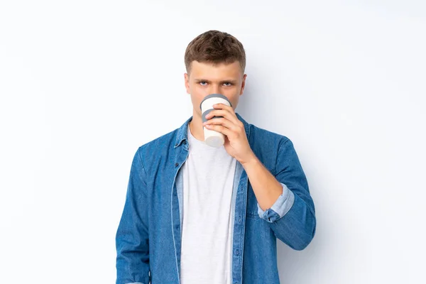 Młody Przystojny Mężczyzna Nad Odizolowanym Białym Tle Gospodarstwa Picia Kawy — Zdjęcie stockowe