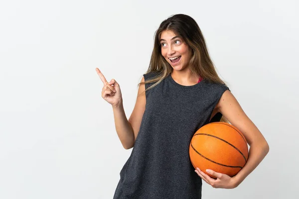 Mujer Joven Jugando Baloncesto Aislada Sobre Fondo Blanco Apuntando Con —  Fotos de Stock