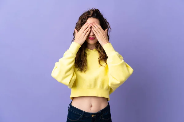 紫色の背景に手で目を覆う若い白人女性 — ストック写真