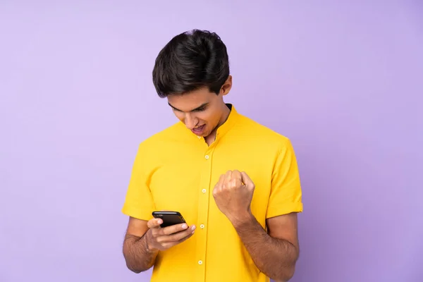 Hombre Sobre Aislado Púrpura Fondo Sorprendido Enviando Mensaje —  Fotos de Stock