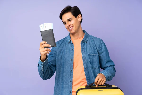Hombre Sobre Fondo Púrpura Aislado Vacaciones Con Maleta Pasaporte — Foto de Stock