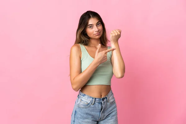 Jonge Blanke Vrouw Geïsoleerd Roze Achtergrond Het Maken Van Het — Stockfoto