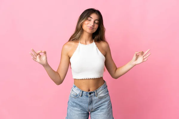 Jonge Kaukasische Vrouw Geïsoleerd Roze Achtergrond Zen Pose — Stockfoto