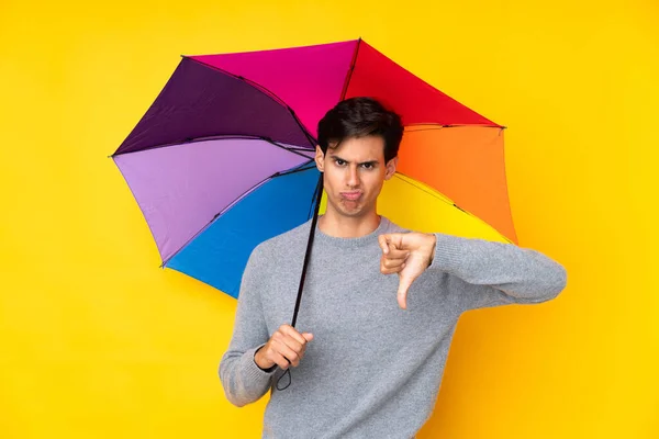 Homem Segurando Guarda Chuva Sobre Fundo Amarelo Isolado Mostrando Sinal — Fotografia de Stock