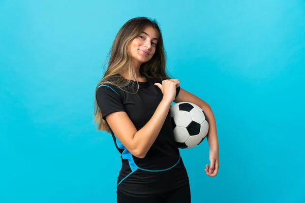 Młoda Piłkarz Kobieta Odizolowany Niebieskim Tle Dumny Zadowolony Siebie — Zdjęcie stockowe