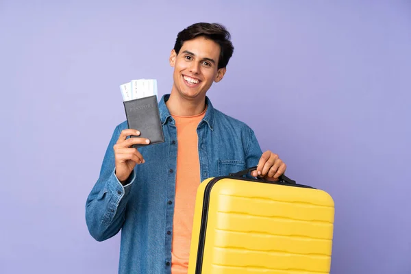 Hombre Sobre Fondo Púrpura Aislado Vacaciones Con Maleta Pasaporte — Foto de Stock