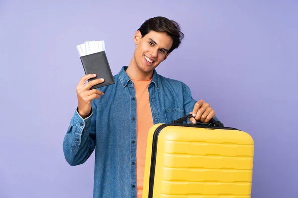 Homme Sur Fond Violet Isolé Vacances Avec Valise Passeport — Photo