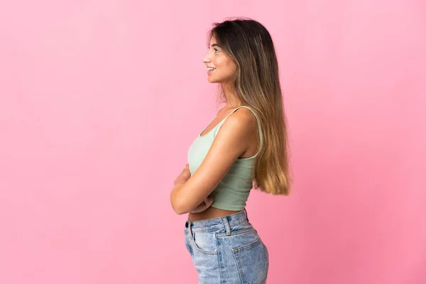 Mujer Joven Caucásica Aislada Sobre Fondo Rosa Posición Lateral —  Fotos de Stock