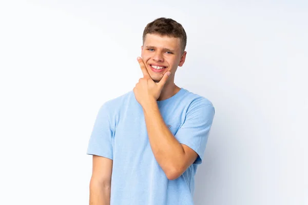 Joven Hombre Guapo Sobre Fondo Blanco Aislado Sonriendo — Foto de Stock