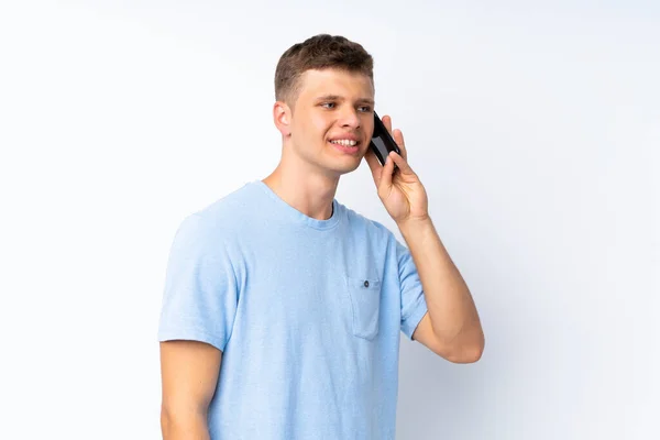 Joven Hombre Guapo Sobre Fondo Blanco Aislado Manteniendo Una Conversación —  Fotos de Stock