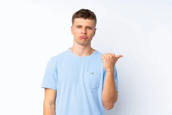 Joven Hombre Guapo Sobre Fondo Blanco Aislado Infeliz Apuntando Hacia — Foto de Stock