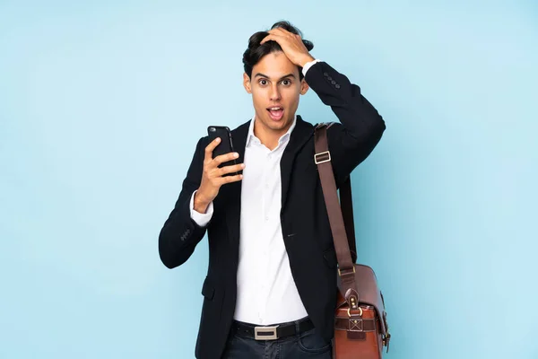 Empresario Sobre Fondo Azul Aislado Con Expresión Facial Sorpresa —  Fotos de Stock