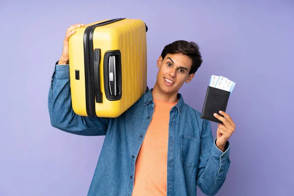 Man Geïsoleerde Paarse Achtergrond Vakantie Met Koffer Paspoort — Stockfoto