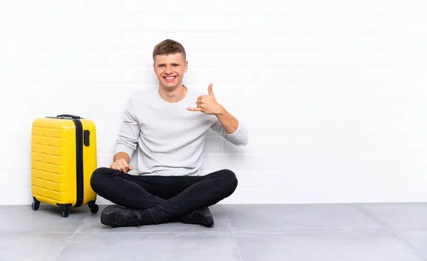 Jonge Knappe Man Zittend Vloer Met Een Koffer Die Telefoon — Stockfoto