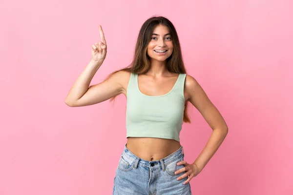 Giovane Donna Caucasica Isolata Sfondo Rosa Che Indica Una Grande — Foto Stock