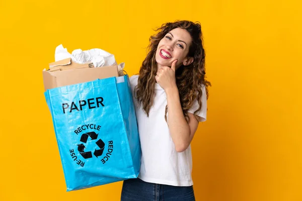 Giovane Donna Possesso Sacchetto Riciclaggio Pieno Carta Riciclare Isolato Sfondo — Foto Stock