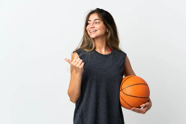 Молода Жінка Грає Баскетбол Ізольовано Білому Тлі Вказуючи Бік Щоб — стокове фото