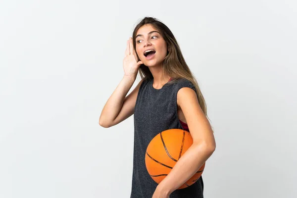 Mujer Joven Jugando Baloncesto Aislada Sobre Fondo Blanco Escuchando Algo —  Fotos de Stock