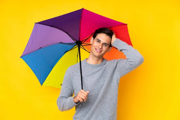 Hombre Sosteniendo Paraguas Sobre Fondo Amarillo Aislado Riendo — Foto de Stock