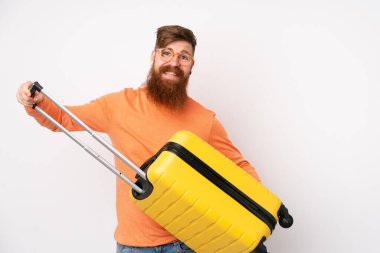 Kızıl saçlı, uzun sakallı, izole beyaz bir geçmişi olan seyahat çantalı bir adam.