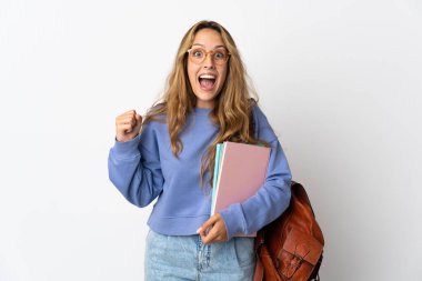 Beyaz arka planda izole edilmiş genç bir öğrenci zaferi kutluyor.