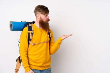 İzole edilmiş beyaz arkaplan üzerine büyük bir sırt çantası olan genç dağcı.