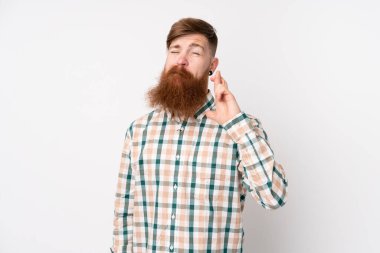 Kızıl saçlı, uzun sakallı, soyutlanmış beyaz bir geçmişi olan, parmaklarını çapraz yapıp en iyisini dileyen bir adam.