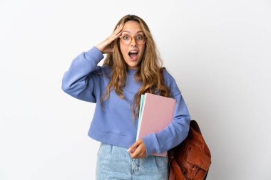 Beyaz arka planda izole edilmiş genç bir bayan öğrenci. Sürpriz bir ifadeyle.