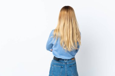 Sarışın genç Uruguaylı kadın arka planda izole edilmiş.