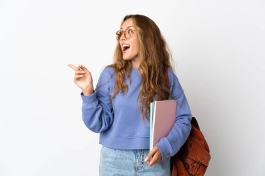 Beyaz arka planda izole edilmiş genç bir kadın parmak kaldırarak çözümü anlamaya çalışıyor.