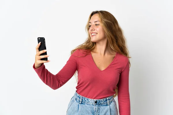 Mujer Rubia Joven Aislada Sobre Fondo Azul Haciendo Una Selfie —  Fotos de Stock