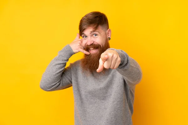 Roodharige Man Met Lange Baard Geïsoleerde Gele Achtergrond Maken Telefoon — Stockfoto