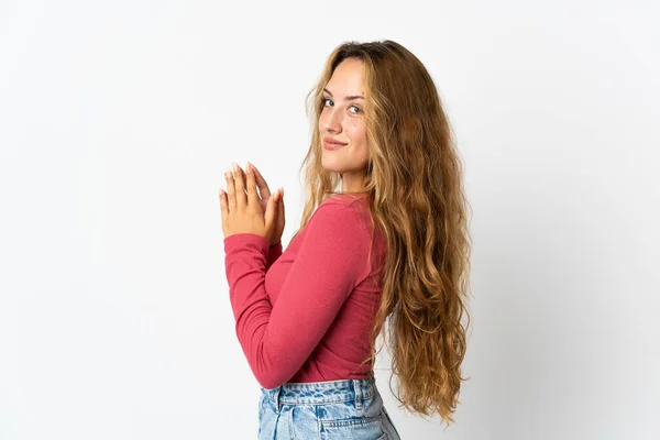 Jonge Blonde Vrouw Geïsoleerd Blauwe Achtergrond Intrigerend Iets — Stockfoto