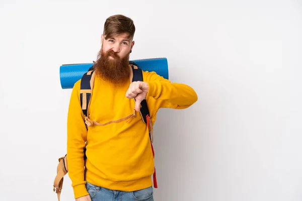 Joven Montañero Con Una Gran Mochila Sobre Fondo Blanco Aislado — Foto de Stock